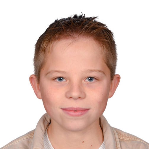 Jongen met kort, blond haar, blauwe ogen en een beige zipper aan op een witte achtergrond